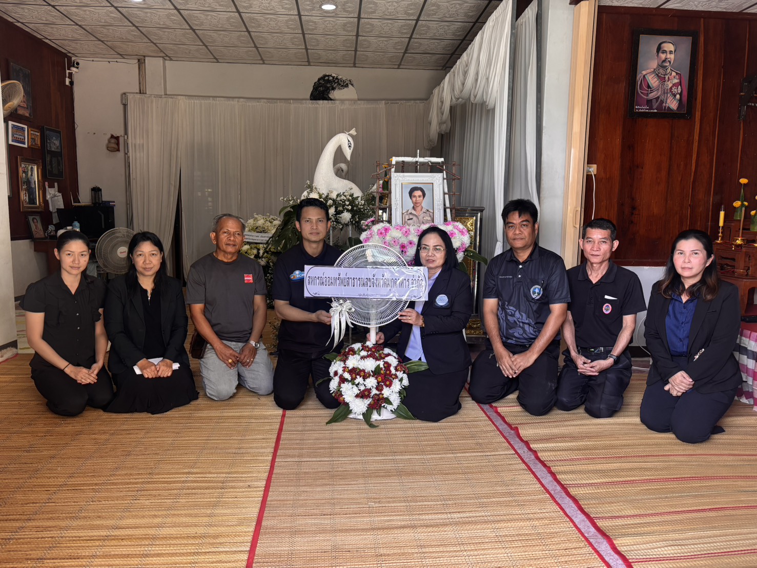 สหกรณ์ออมทรัพย์สาธารณสุขจังหวัดมุกดาหาร มอบเงินสงเคราะห์ศพมารดาและร่วมวางพวงหรีดเพื่อแสดงความเสียใจ กับ นายวุฒินันท์ วรรณวงศ์ ที่สูญเสียมารดาไปในครั้งนี้